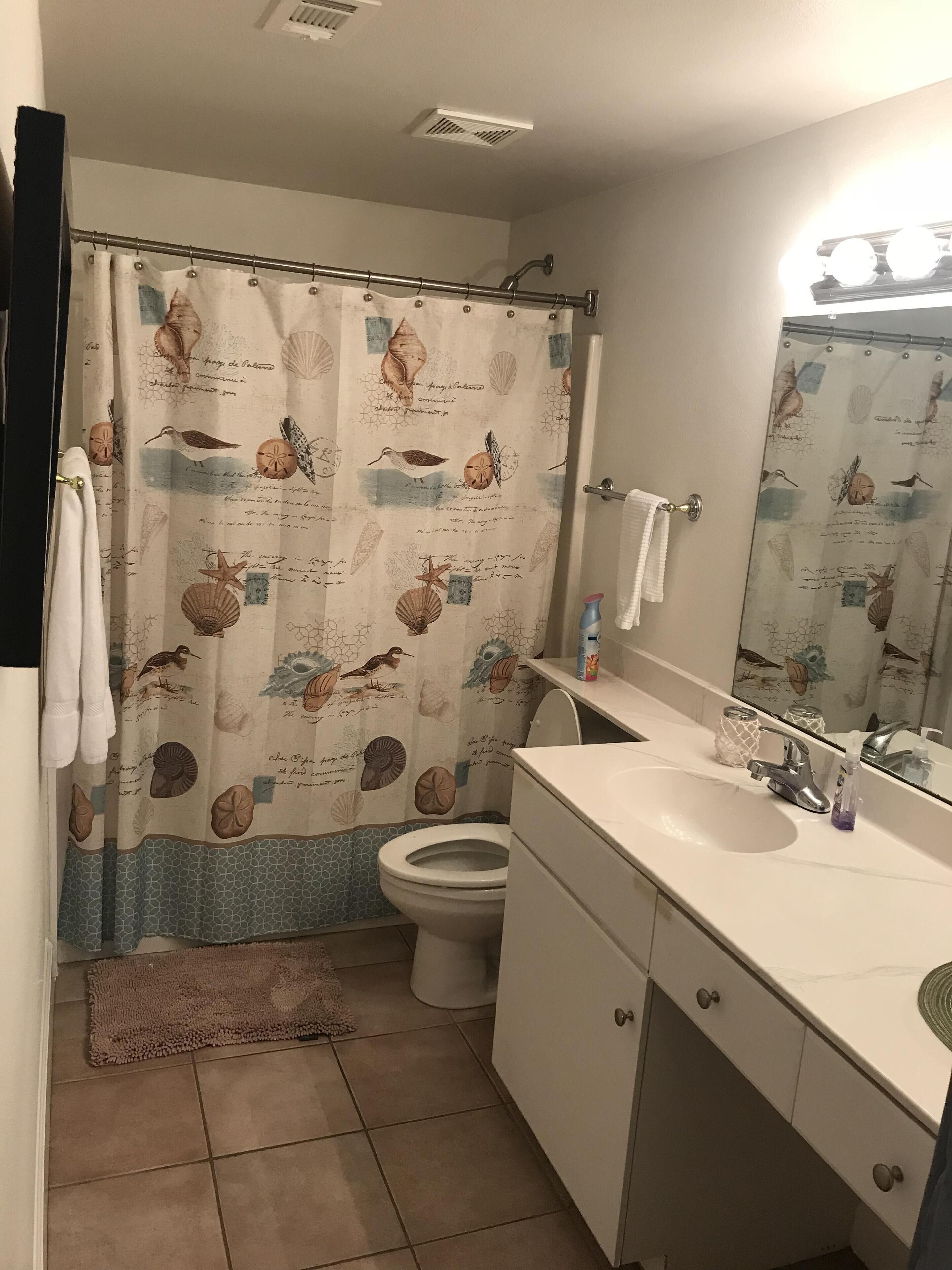 Snow Bird Special, Beach front and reserved parking spot come be our guest.