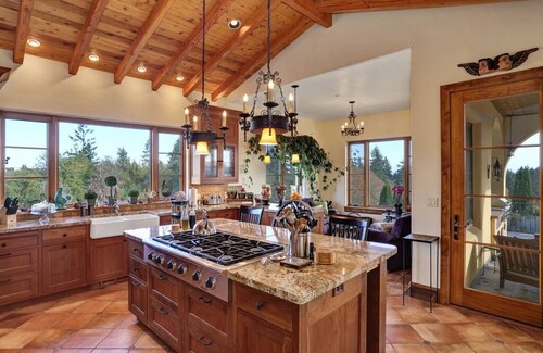 Casi Cielo Vineyard Estate, Willamette Valley, near Portland, Views & Hot Tub