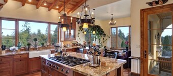 Casi Cielo Vineyard Estate, Willamette Valley, near Portland, Views & Hot Tub