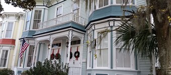 "The Stella" Vintage Fun & Artsy Victorian w/ Parking = Family & Friends Getaway