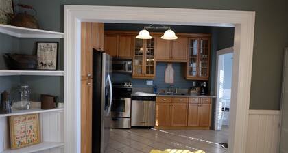 "La Stella" | Fun & Quirky Victorian w / Parking for Family & Friends Getaway
