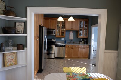 "The Stella" Vintage Fun & Artsy Victorian w/ Parking = Family & Friends Getaway