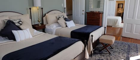 4 chambres, bureau, fer et planche à repasser, lit de bébé portatif