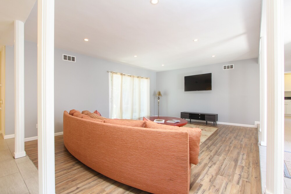 Fully furnished, 2050 Sq foot 4 bedroom, dining, large living room,den&Jacuzzi