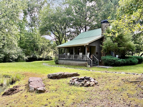 Gray's Dahlonega Cabin on the  Pond
Convenient to Wineries & Wedding Venues