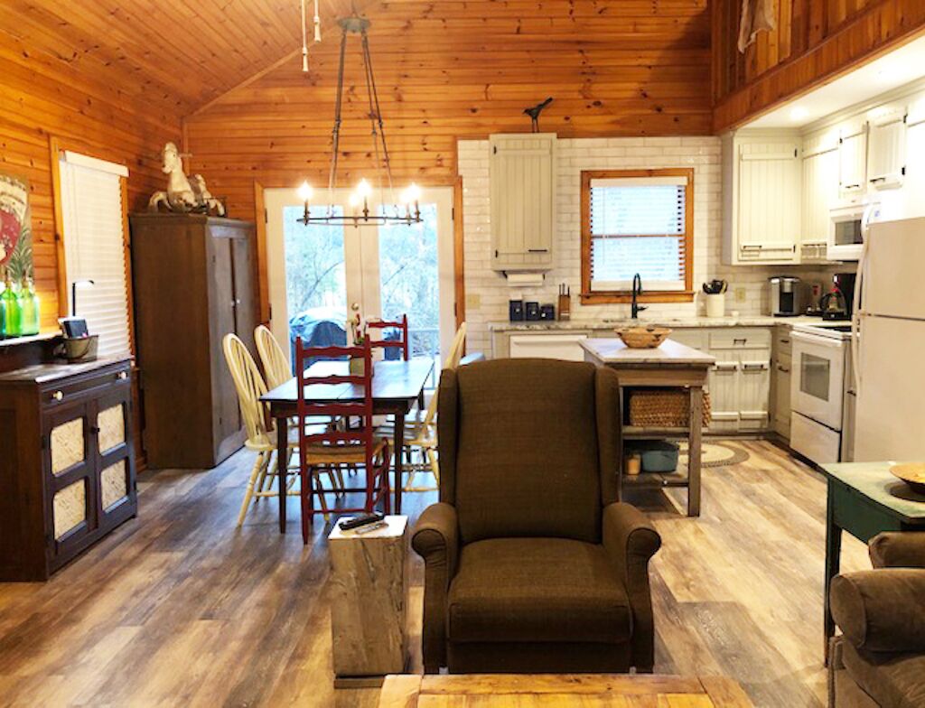 Private Getaway Convenient to Wineries, Waterfalls, Trails, Wedding Venues