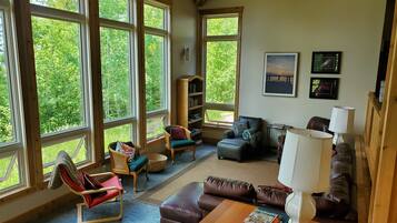 Smart-tv, eldstad, dvd-spelare och ett bordtennisbord