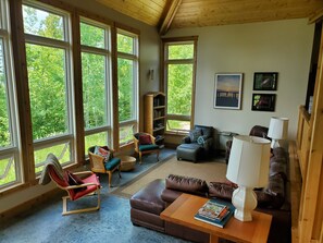 Smart TV, fireplace, DVD player, table tennis - Sunset Bay Lodge. (La Pointe)