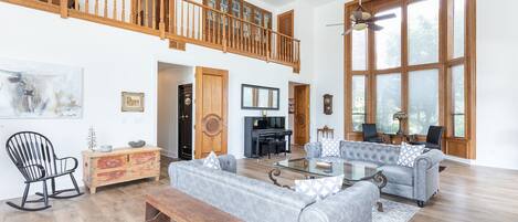 Télévision, cheminée, table de tennis de table, livres