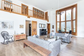 TV, fireplace, ping pong, books - Gustafson Estate: Luxurious vineyard retreat! (Sonoma)