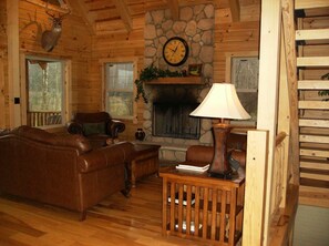 Smart-TV, Kamin, DVD-Player, Bücher