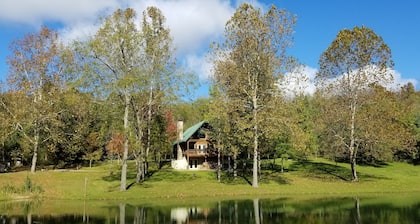 Abgeschiedene Deluxe-BlockhĂŒtte mit Blick auf den schönen Teich