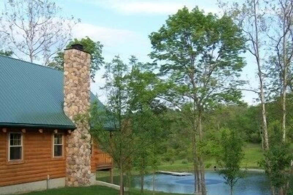 Beautiful Secluded Deluxe Log Cabin Overlooking Stocked Pond