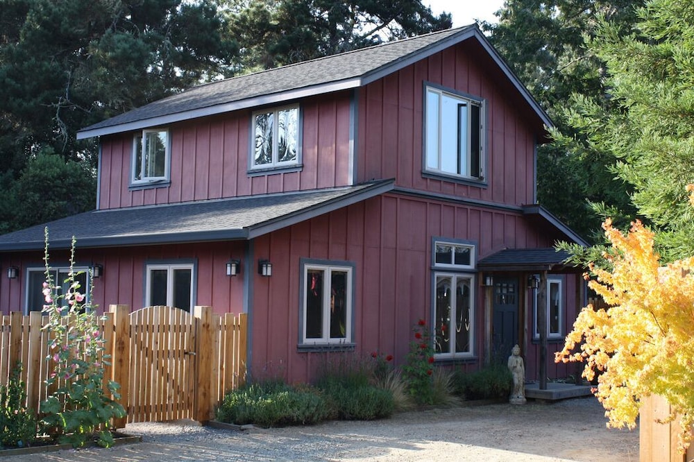 Red Barn Retreat - Romantic and Peaceful Cottage near Popular Hiking Trail
