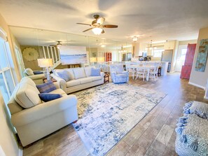 TV, DVD player - *L👀K! JUST RELISTED! PRIVATE BOAT LAUNCH — 5 Star ⭐️ ⭐️ ⭐️ Waterfront Condo!* (Panama City Beach)