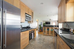 Fridge, microwave, oven, stovetop - Fantastic North Pacific Beach Cottage LAST MINUTE DEALS AVAILABLE!!!! (San Diego)