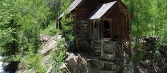 Eine Straße reiste weniger hoch in den Colorado Rockies