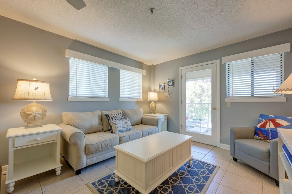 Enjoy the Pool or Walk to the Beach-3 Bedroom Coastal-style Villa on Hilton Head