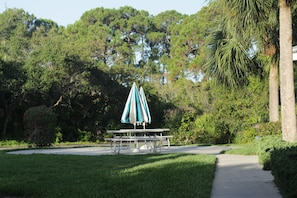 Outdoor dining - Beautiful North Naples Gated Condo! 5 min drive from Beaches (Naples)