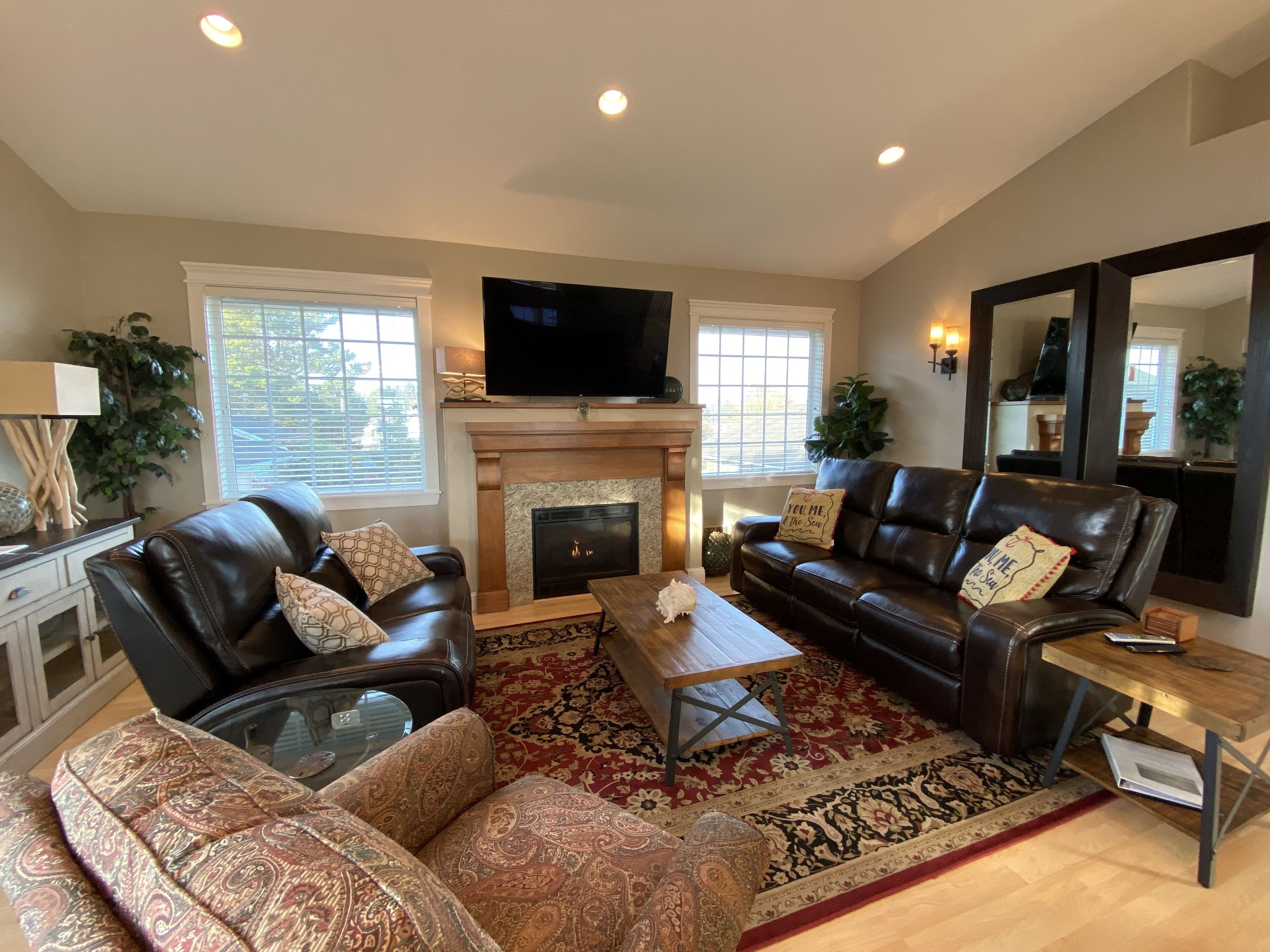 LONG BEACH'S BEST KEPT SECRET - LUXURY PRIVATE 1 BEDROOM CONDO