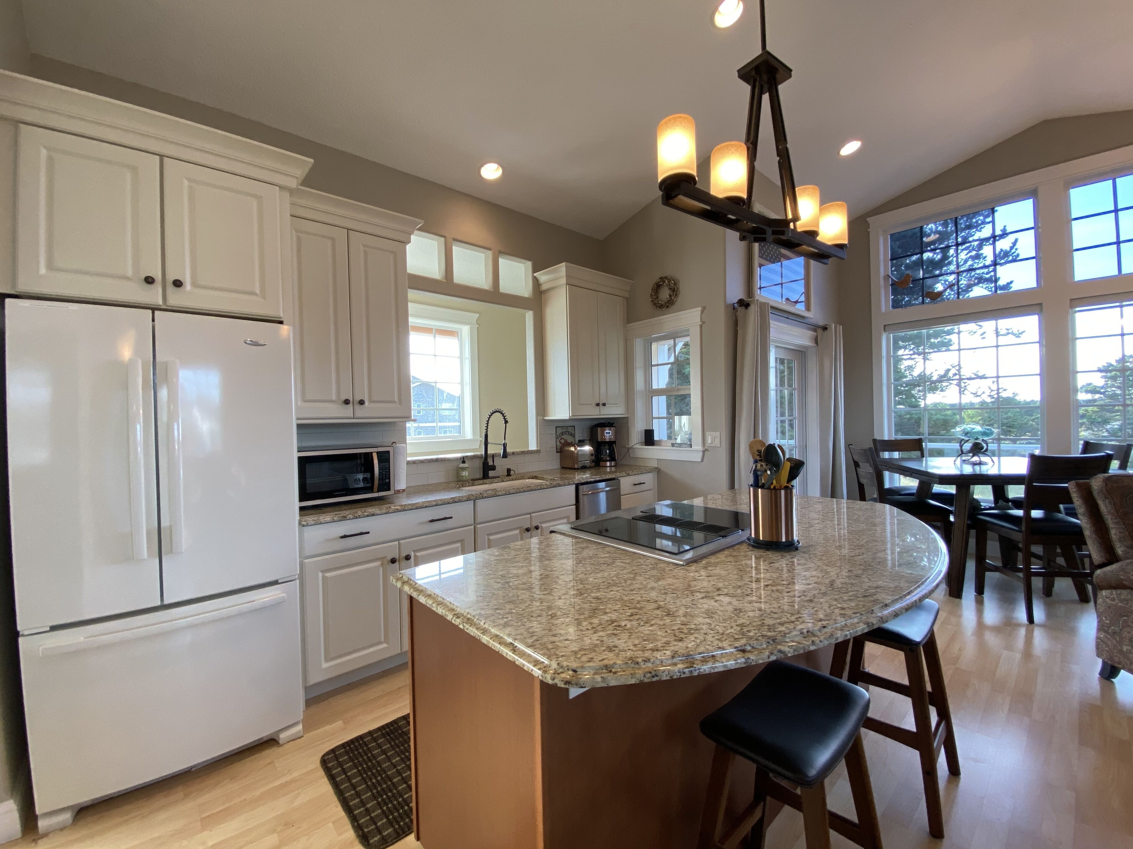 LONG BEACH'S BEST KEPT SECRET - LUXURY PRIVATE 1 BEDROOM CONDO