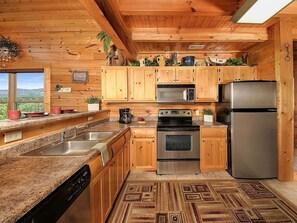 Fridge, microwave, oven, stovetop - Broken Spoke is a great cabin with an awesome View (Sevierville)