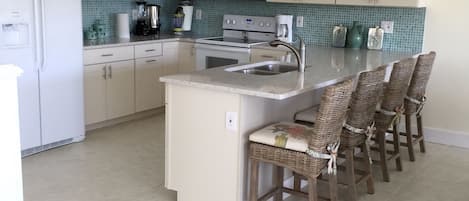 Een koelkast, een microgolfoven, een oven, een kookplaat