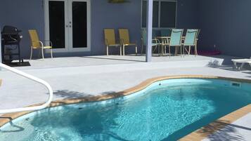 Lämmitetty uima-allas