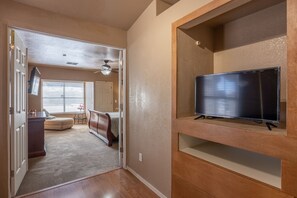 5 bedrooms, iron/ironing board, WiFi, bed sheets - Family Fun Getaway.  Sleeps up to 18, heated pool, basketball court. (Peoria)