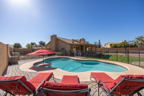 Alberca al aire libre y alberca climatizada