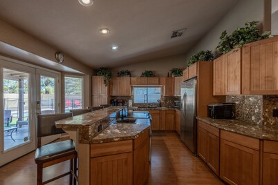 Family Fun Getaway.  Sleeps up to 18, heated pool, basketball court.