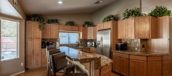 Soveplass til 18 Moro for alle ... 4 soverom 2 bad med basketballbane, svømmebasseng 