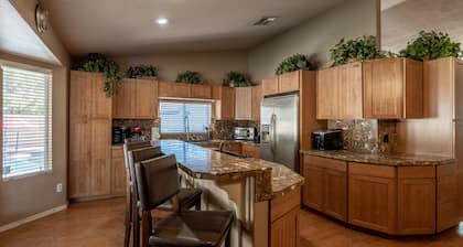 Nukkuu 18 Fun for All ... 4 makuuhuoneen 2 kylpy koripallokenttä, allas