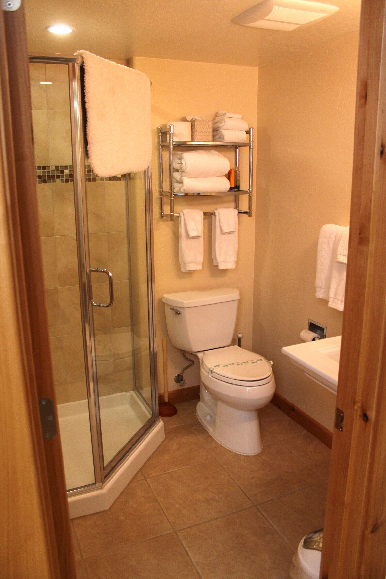 Beautiful Lake Forest Condo, 2Bd / 2Ba, Pool, Hot Tub, Close To Lake And Town.