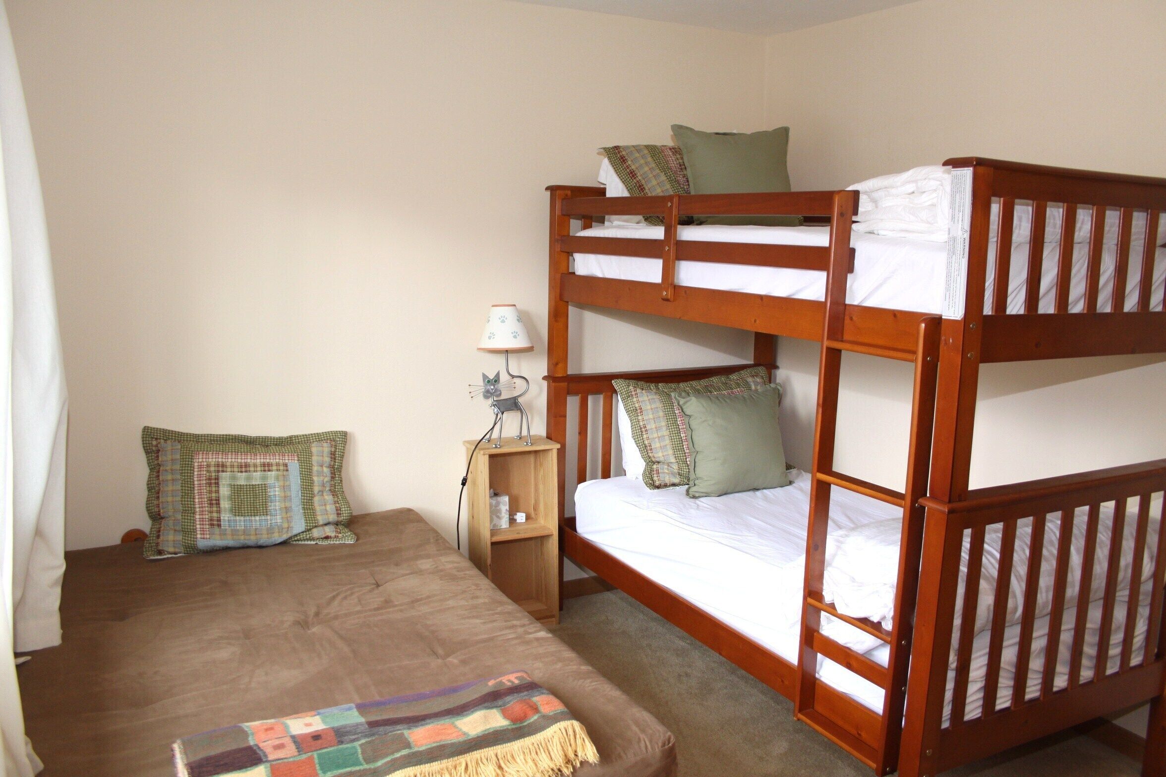 Beautiful Lake Forest Condo, 2Bd / 2Ba, Pool, Hot Tub, Close To Lake And Town.