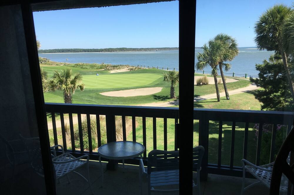ENJOY THE OCEAN FROM YOUR BALCONY AND WATCH THE GOLFERS ON THE 18TH HOLE.