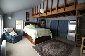 3 bedrooms, desk, iron/ironing board, WiFi - Beachside Retreat-Oceanfront Home (Kodiak)