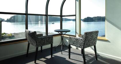 Beachside Retreat-Oceanfront Koti