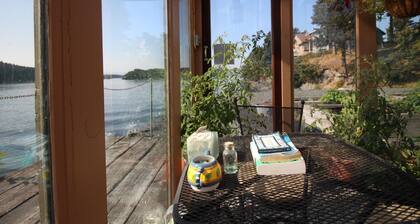 Beachside Retreat-Oceanfront Koti