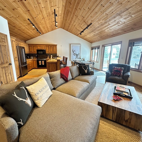 Exclusive Teton Pines Home off Teton Village Rd. 5 min from Teton Village Skiing