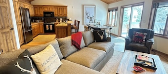 Exclusive Teton Pines Home off Teton Village Rd. 5 min from Teton Village Skiing