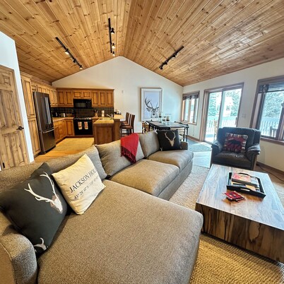 Exclusive Teton Pines Home off Teton Village Rd. 5 min from Teton Village Skiing