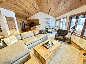 TV, peis, DVD-spiller og bøker