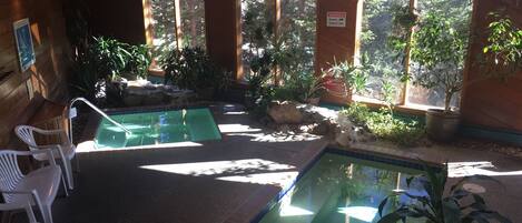 Una piscina techada, una piscina climatizada