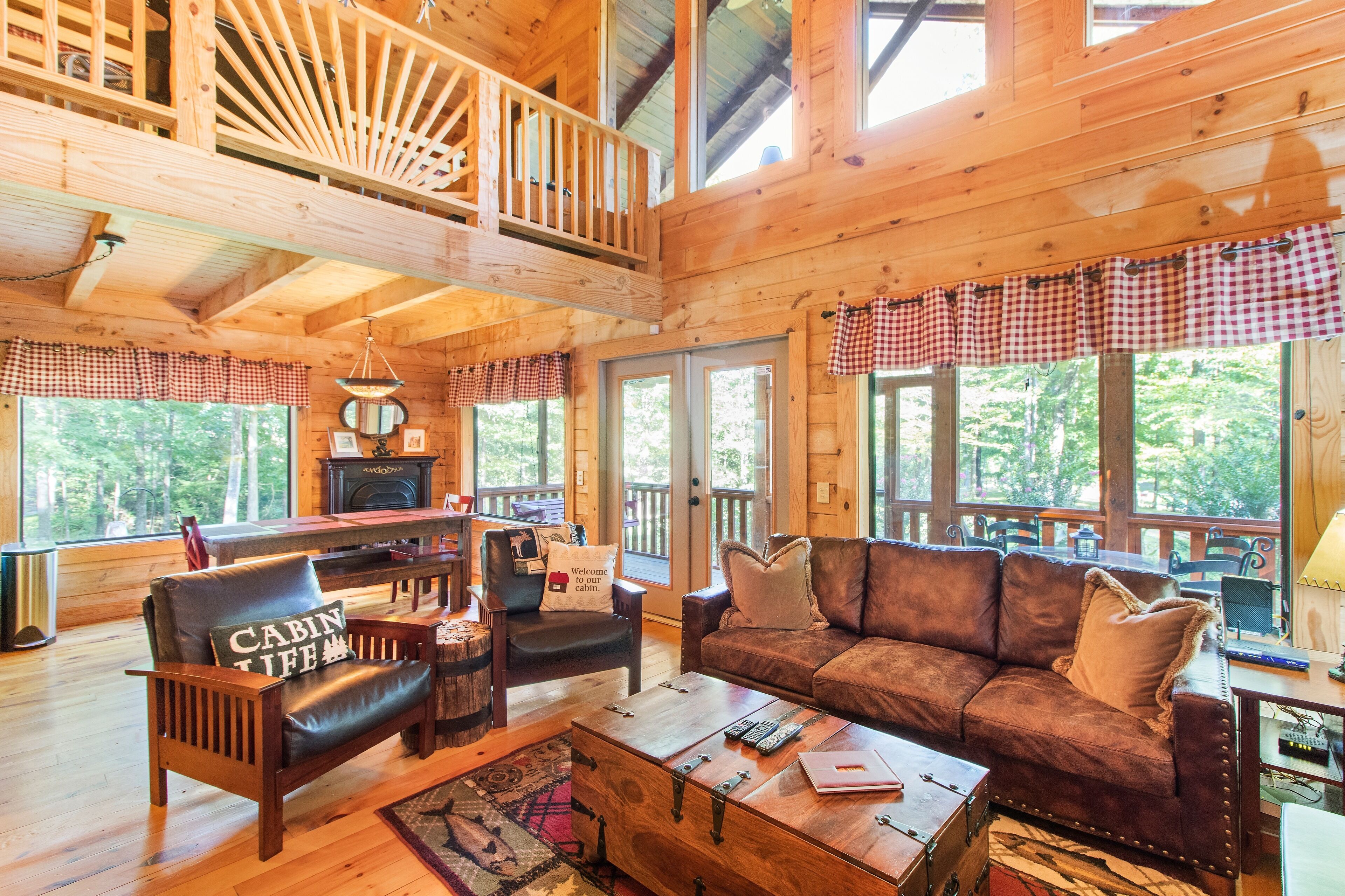 Luxurious Mountain Cabin in Monteagle Near Sewanee with Private Pond