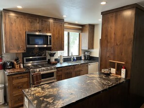 Fridge, microwave, oven, stovetop - walking distance to skiing and nightlife in Northstar resort (Truckee)