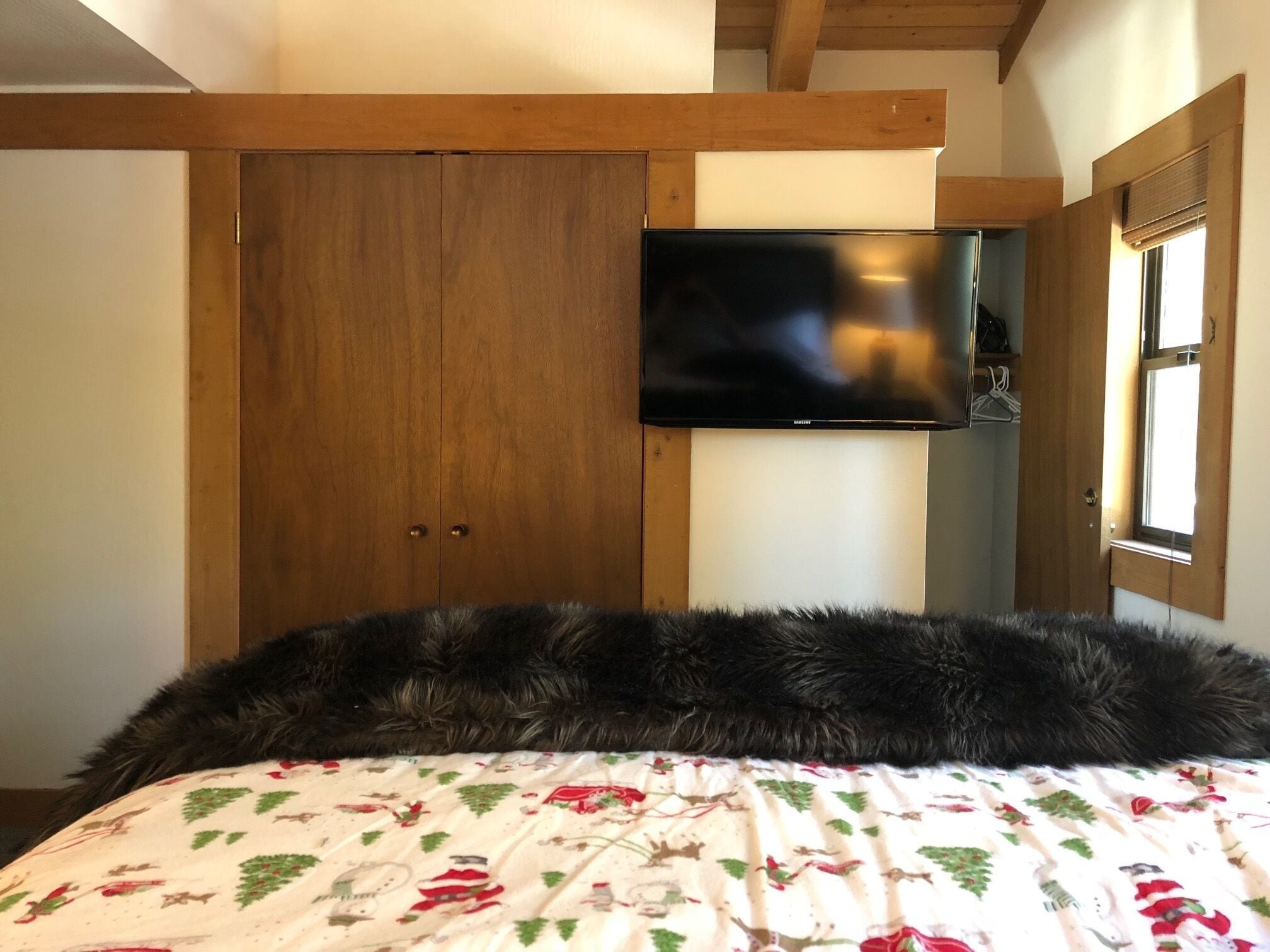 4 bedrooms, iron/ironing board, travel crib, free WiFi