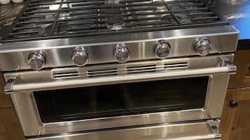 雪櫃、微波爐、焗爐、爐具