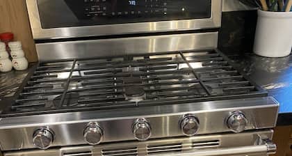 Relajantes vacaciones a pie de esquí y vida nocturna. Familia, amigo de la mascota