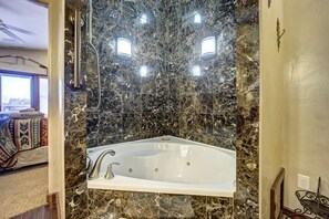 Ensemble baignoire-douche, baignoire à remous, séchoir à cheveux